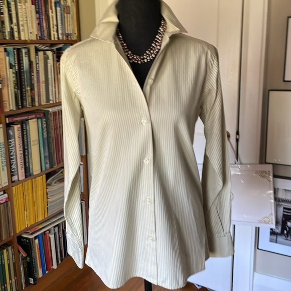 Paul Stuart Women's Classic Fit Button Down Shirt in XS in softly elegant green - Picture 2 of 6